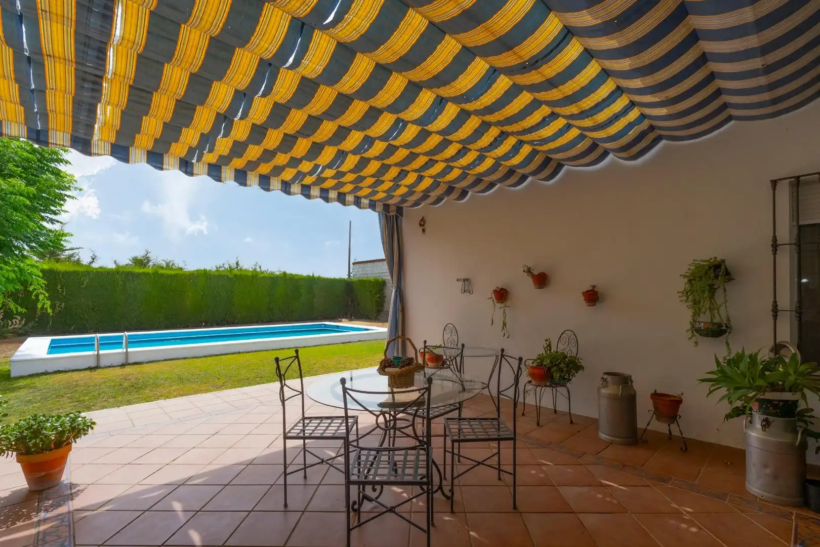 Terrassa de Casa o xalet en venda en Sanlúcar la Mayor amb Jardí privat, Traster i Piscina