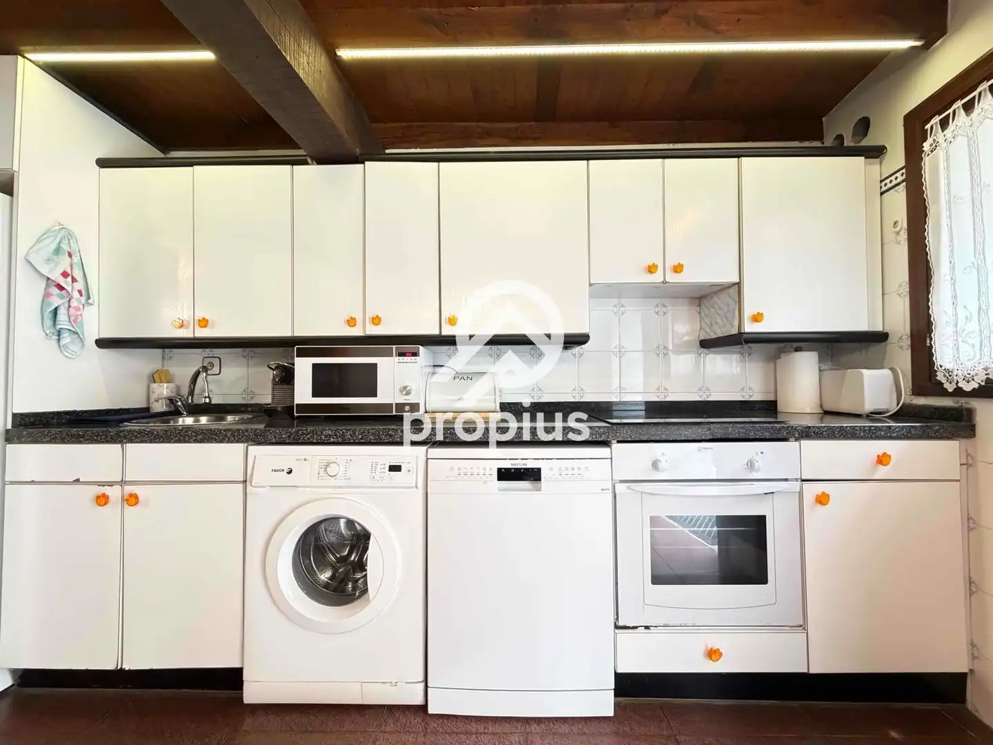 Cocina de Casa adosada en venta en Llanes con Calefacción, Trastero y Amueblado