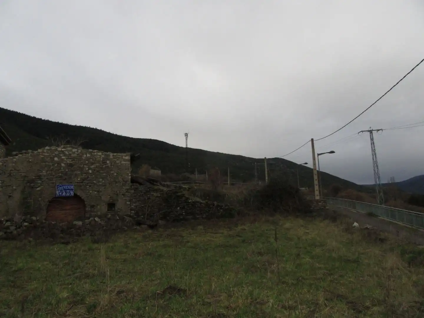 Houses for sale in Yésero  with Private garden