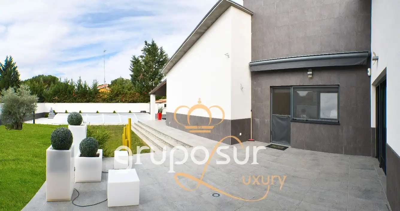 Vista exterior de Casa o xalet en venda en Valladolid amb Aire condicionat, Calefacció i Jardí privat