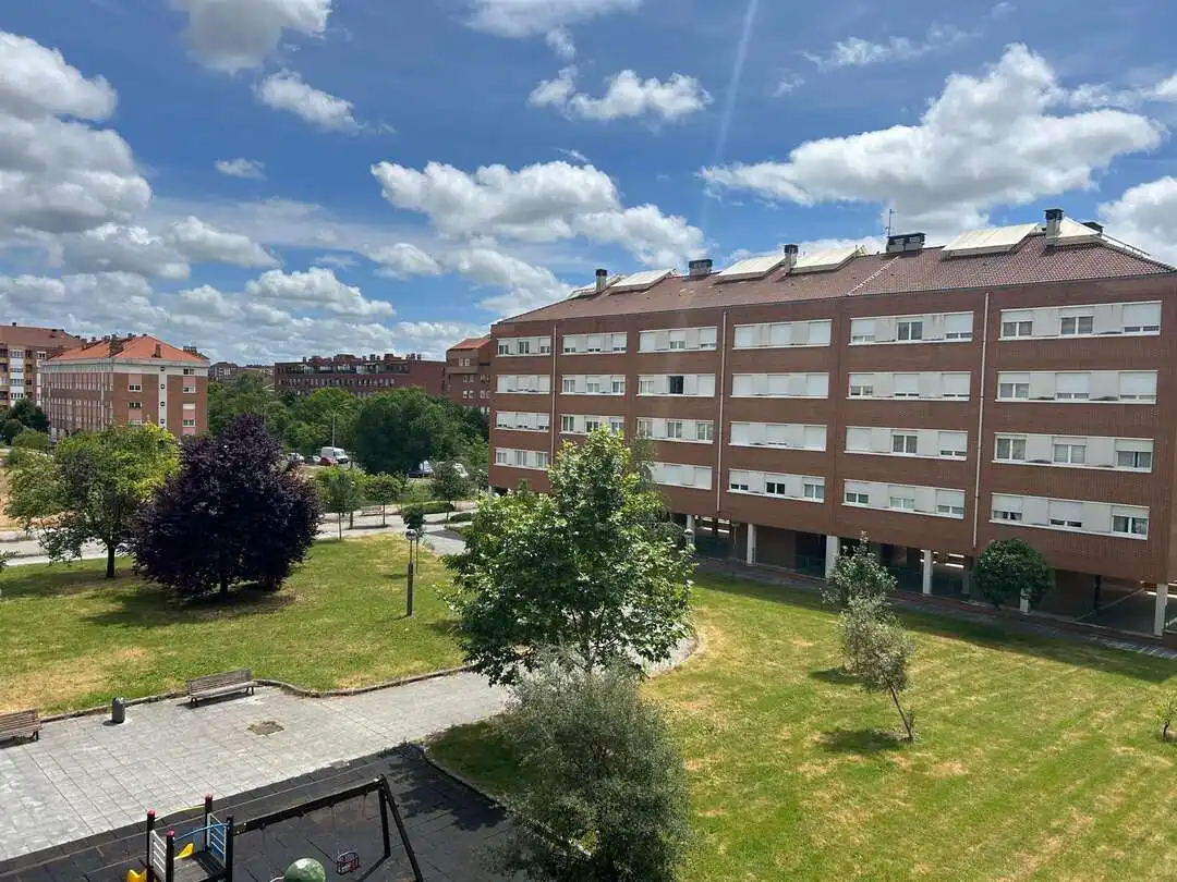 Vista exterior de Pis en venda en Vitoria - Gasteiz amb Calefacció, Traster i Moblat