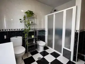 Baño de Casa adosada en venta en Vegas del Genil con Aire acondicionado, Calefacción y Jardín privado