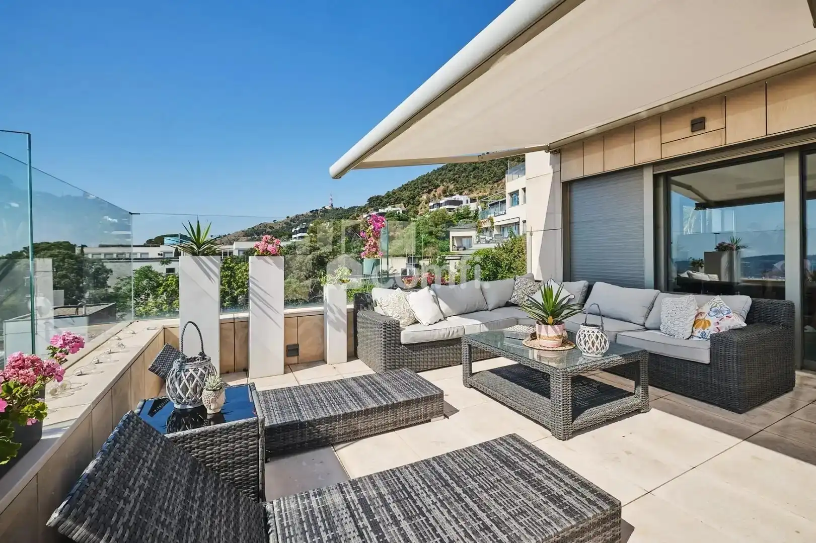 Terrasse von Einfamilien-Reihenhaus zum Verkauf in Barcelona mit Klimaanlage, Heizung und Terrasse