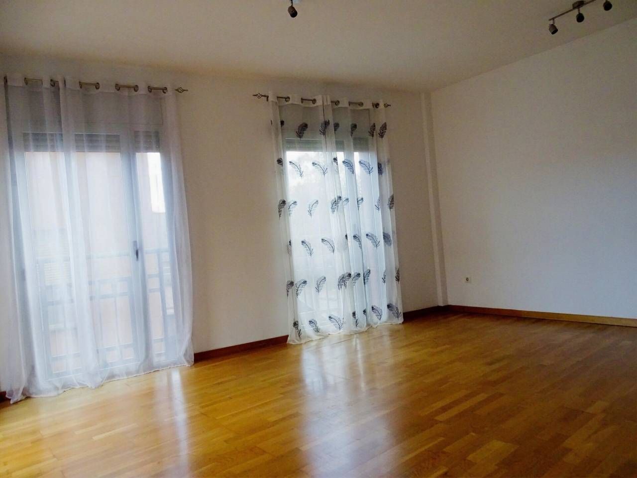 Sala d'estar de Pis de lloguer en Els Pallaresos amb Aire condicionat, Calefacció i Parquet