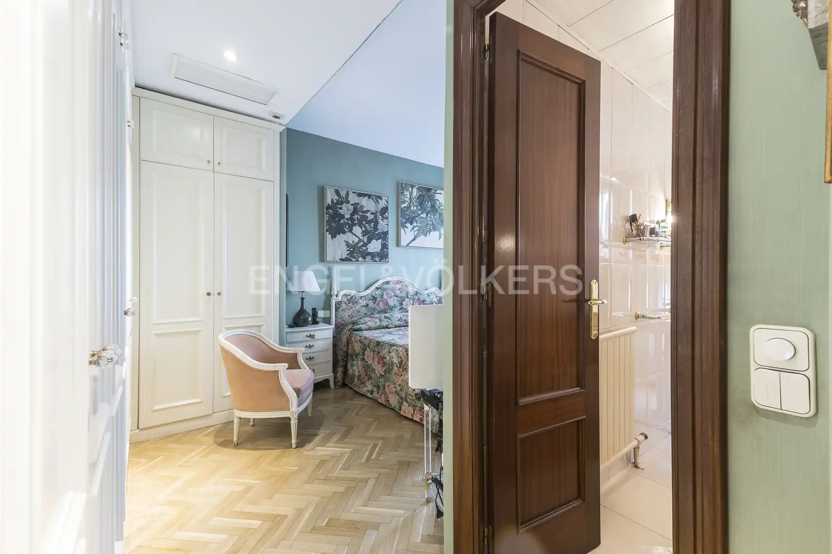Schlafzimmer von Einfamilien-Reihenhaus zum Verkauf in Barcelona mit Heizung, Privatgarten und Parkett