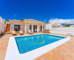 Vista exterior de Casa o xalet en venda en Adeje amb Aire condicionat, Terrassa i Piscina