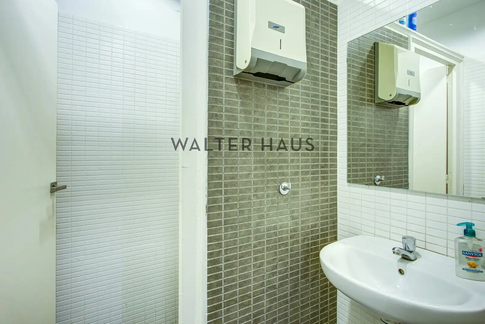 Bathroom of Commercial properties for rent in Barcelona  with Air Conditioner