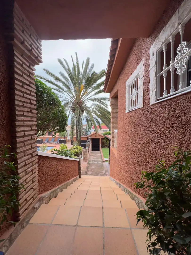 Vista exterior de Casa o xalet en venda en Alhaurín de la Torre amb Aire condicionat, Jardí privat i Terrassa