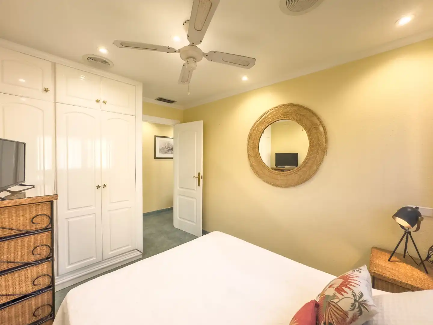 Dormitori de Apartament de lloguer en Santa Pola amb Terrassa, Moblat i Forn