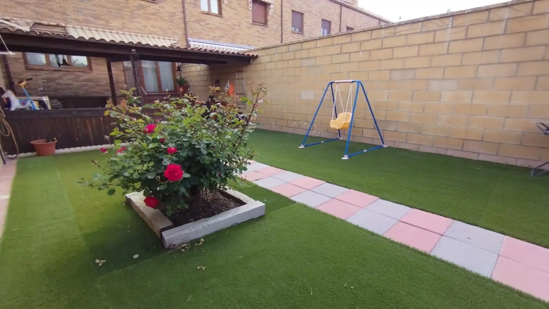 Jardín de Casa adosada en venta en Medina del Campo con Calefacción y Trastero