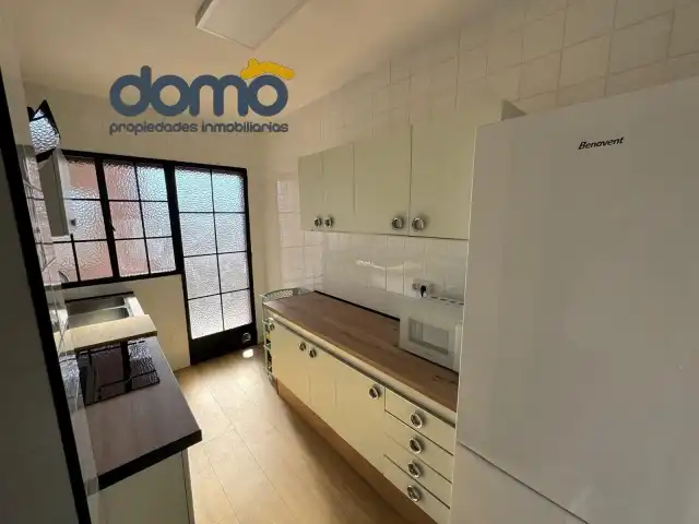Vista exterior de Piso para compartir en Granada con Parquet, Amueblado y Lavadora