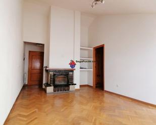 Sala d'estar de Àtic en venda en Torrecaballeros amb Calefacció, Parquet i Terrassa