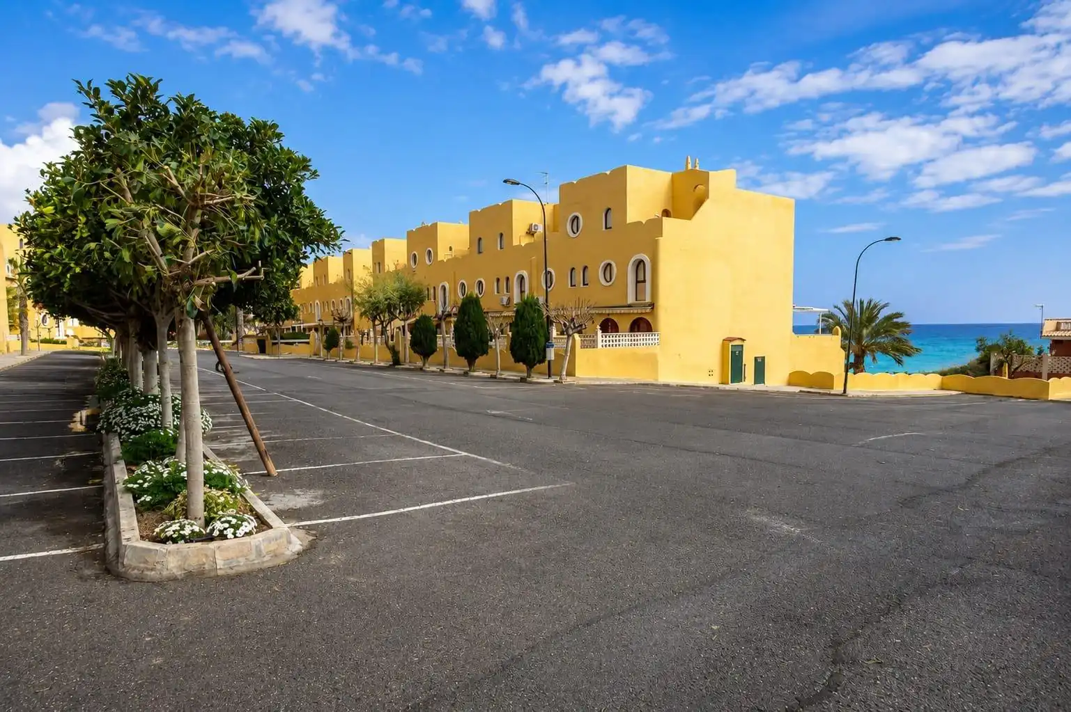 Vista exterior de Casa adosada en venda en El Campello amb Aire condicionat, Calefacció i Terrassa