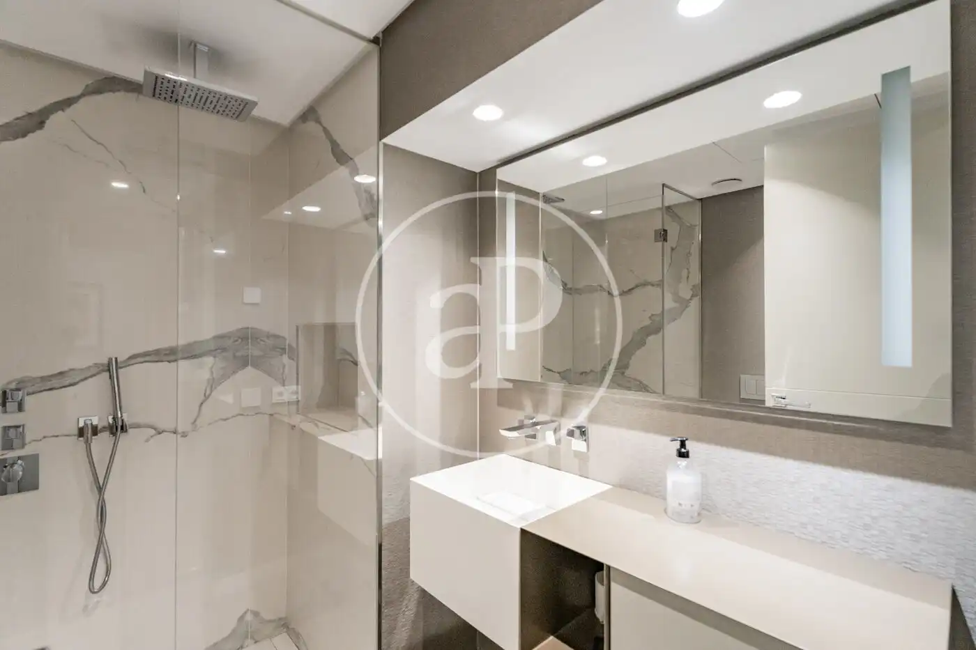 Baño de Piso en venta en Madrid con Aire acondicionado, Calefacción y Jardín privado