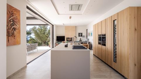 Villa contemporánea espectacular con acabados de lujo y vistas impresionantes de las montañas., image 4