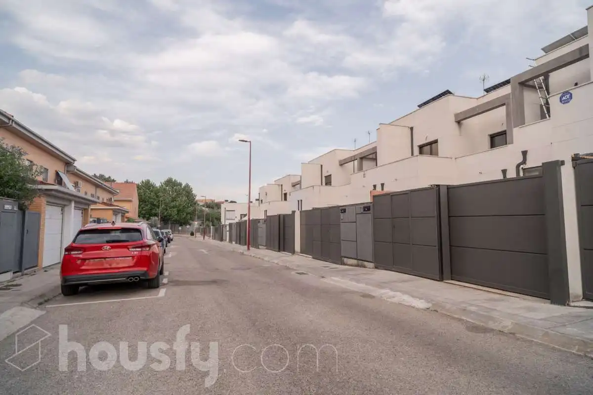 Vista exterior de Casa o xalet en venda en Villalbilla amb Aire condicionat, Calefacció i Jardí privat
