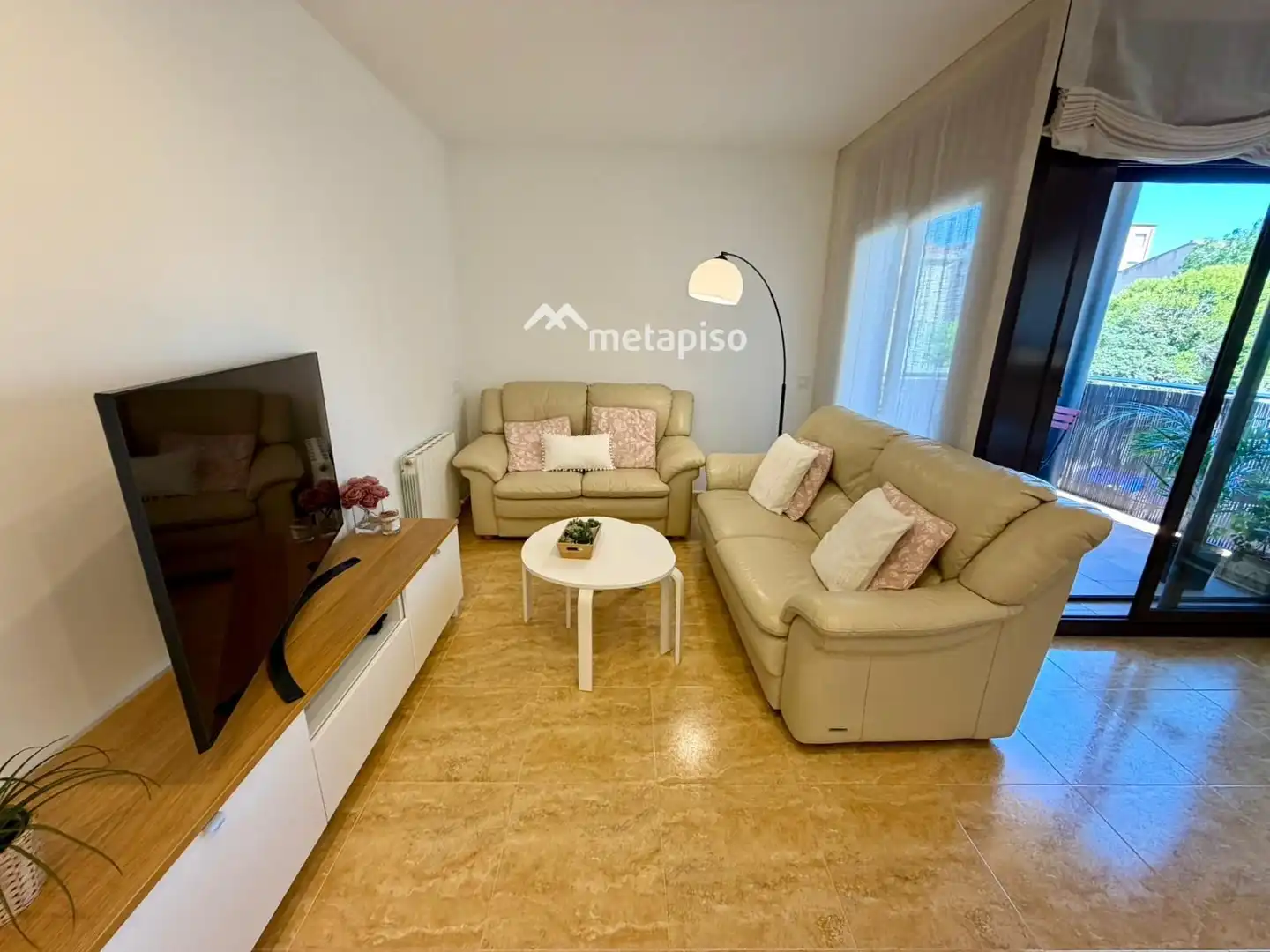Sala de estar de Casa adosada en venta en Santa Margarida I Els Monjos con Aire acondicionado, Calefacción y Terraza
