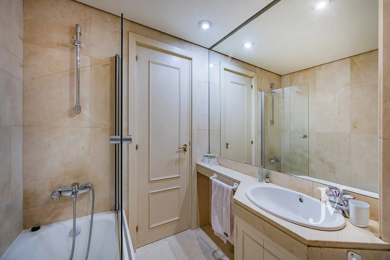 Baño de Piso en venta en Madrid con Terraza, Trastero y Piscina comunitaria