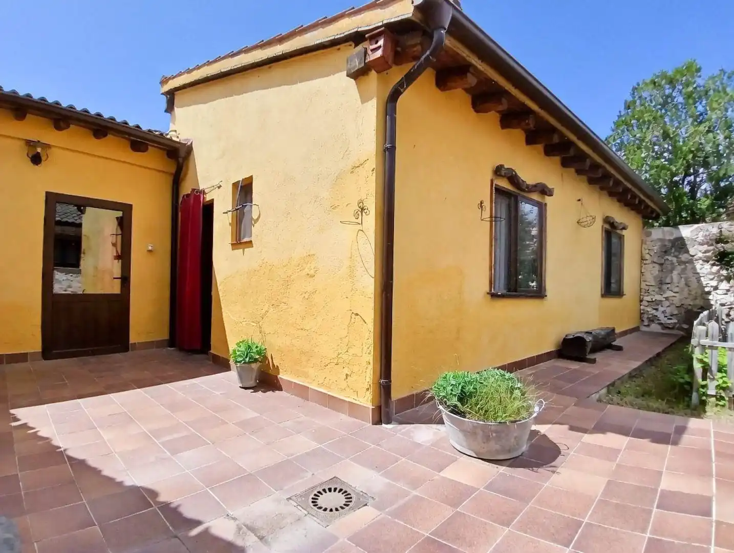 Außenansicht von Haus oder Chalet zum Verkauf in Santa María la Real de Nieva mit Privatgarten