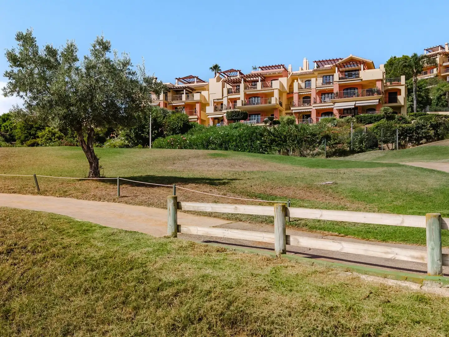 Exterior view of Flat for sale in Benahavís  with Air Conditioner, Terrace and Alarm