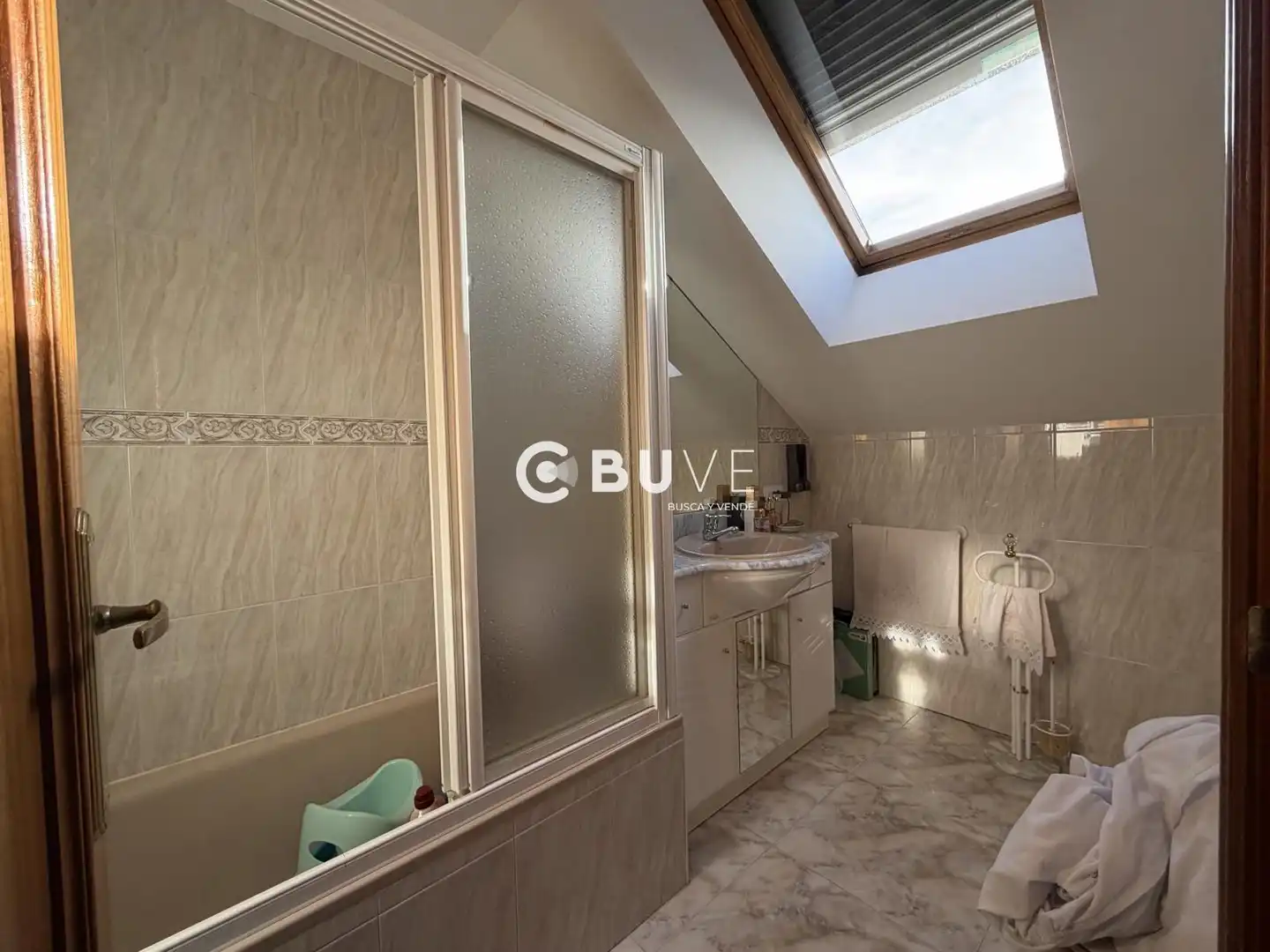 Badezimmer von Maisonette zum Verkauf in León Capital  mit Heizung, Terrasse und Abstellraum