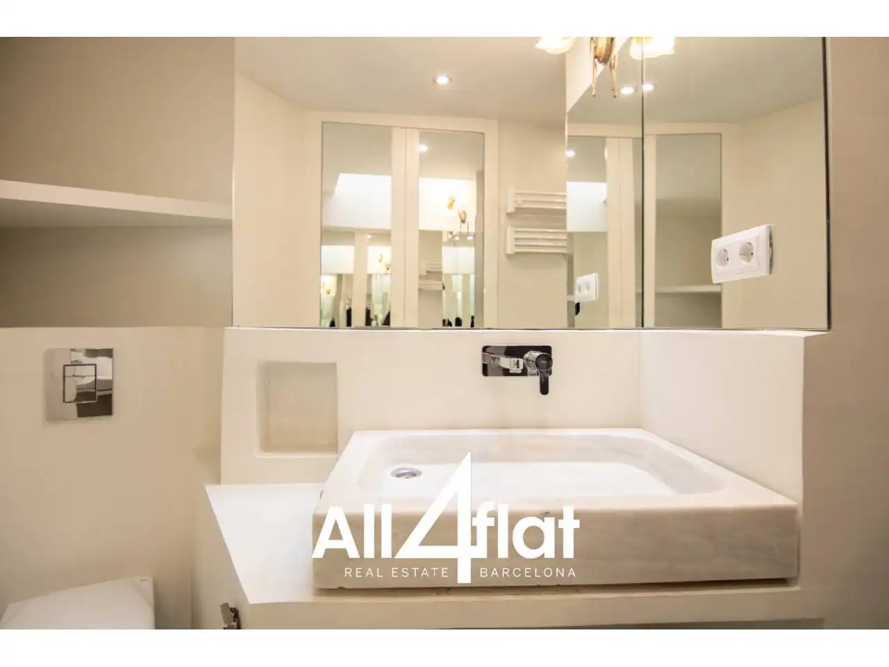 Bathroom of Flat for sale in Barcelona  with Air Conditioner, Parquet flooring and Terrace