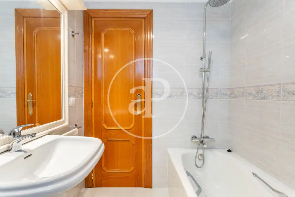 Baño de Dúplex de alquiler en Burjassot con Aire acondicionado, Calefacción y Amueblado