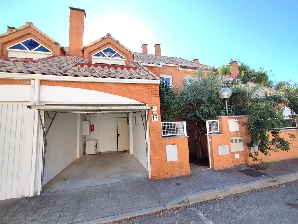 Exterior view of Single-family semi-detached for sale in La Pedraja de Portillo   with Heating, Private garden and Terrace