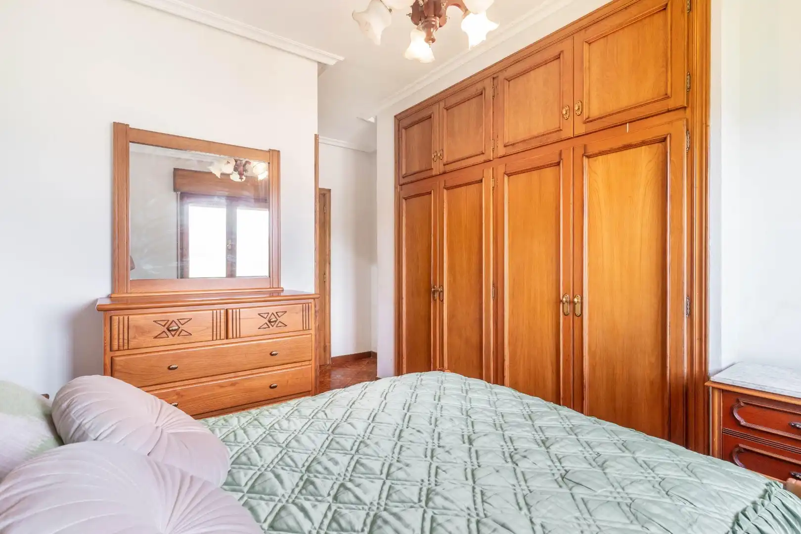 Dormitori de Casa o xalet en venda en Cangas del Narcea amb Calefacció, Terrassa i Moblat