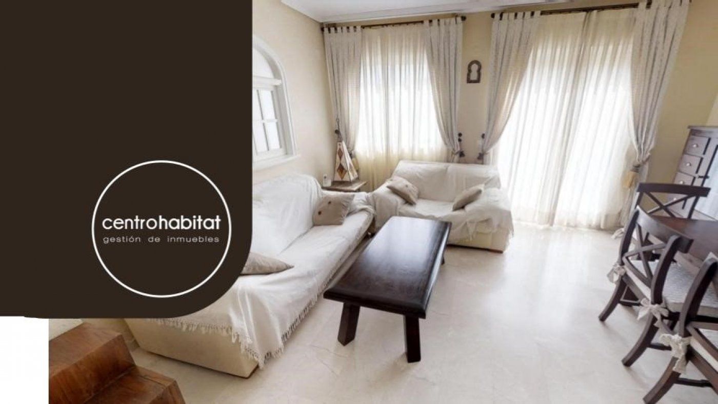 Wohnzimmer von Dachboden miete in Elda mit Klimaanlage, Heizung und Privatgarten