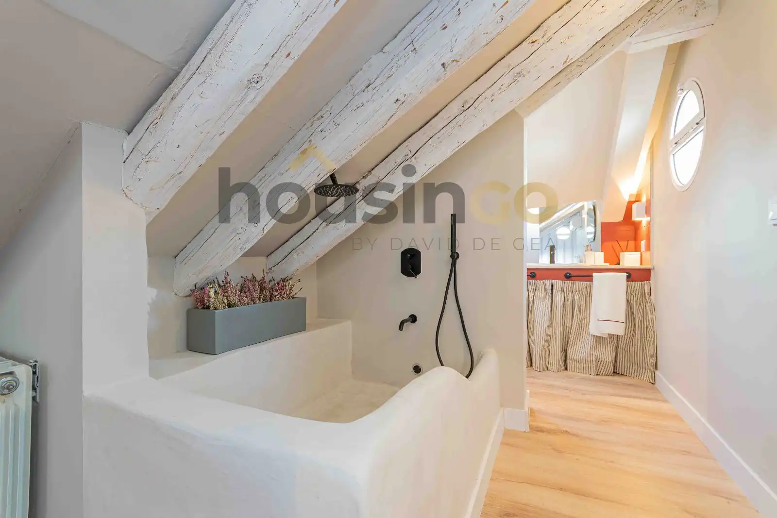 Bathroom of Attic for rent in Madrid  with Air Conditioner, Heating and Parquet flooring