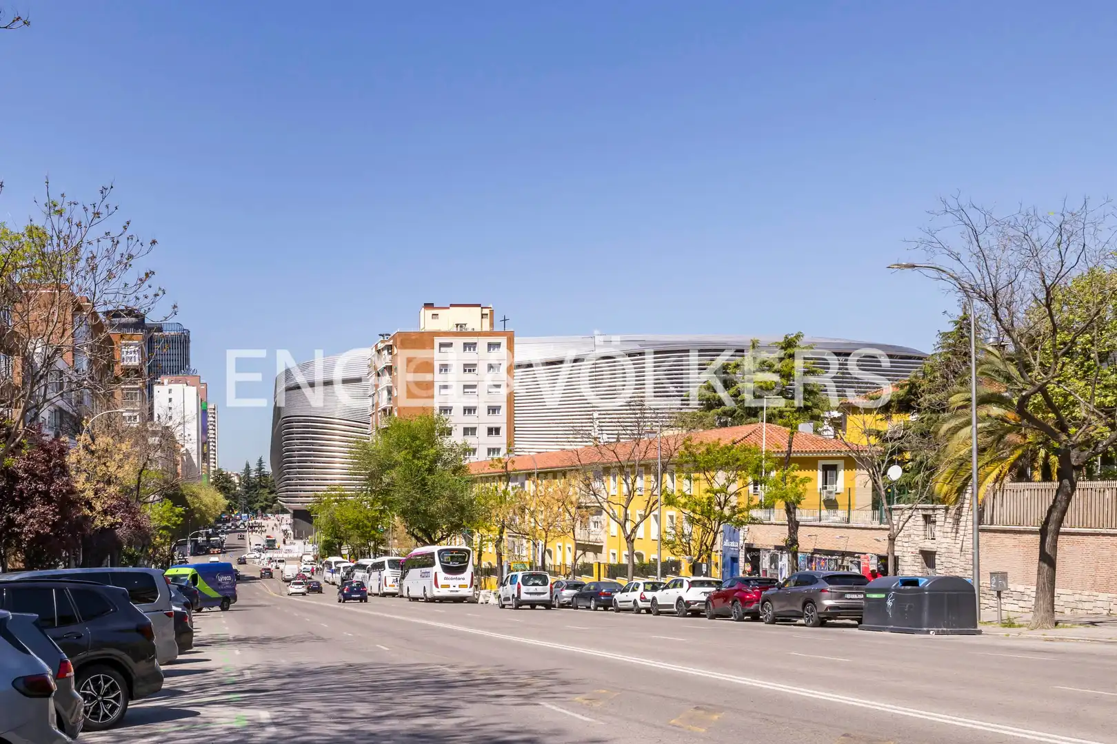 Vista exterior de Piso en venta en Madrid con Calefacción y Parquet