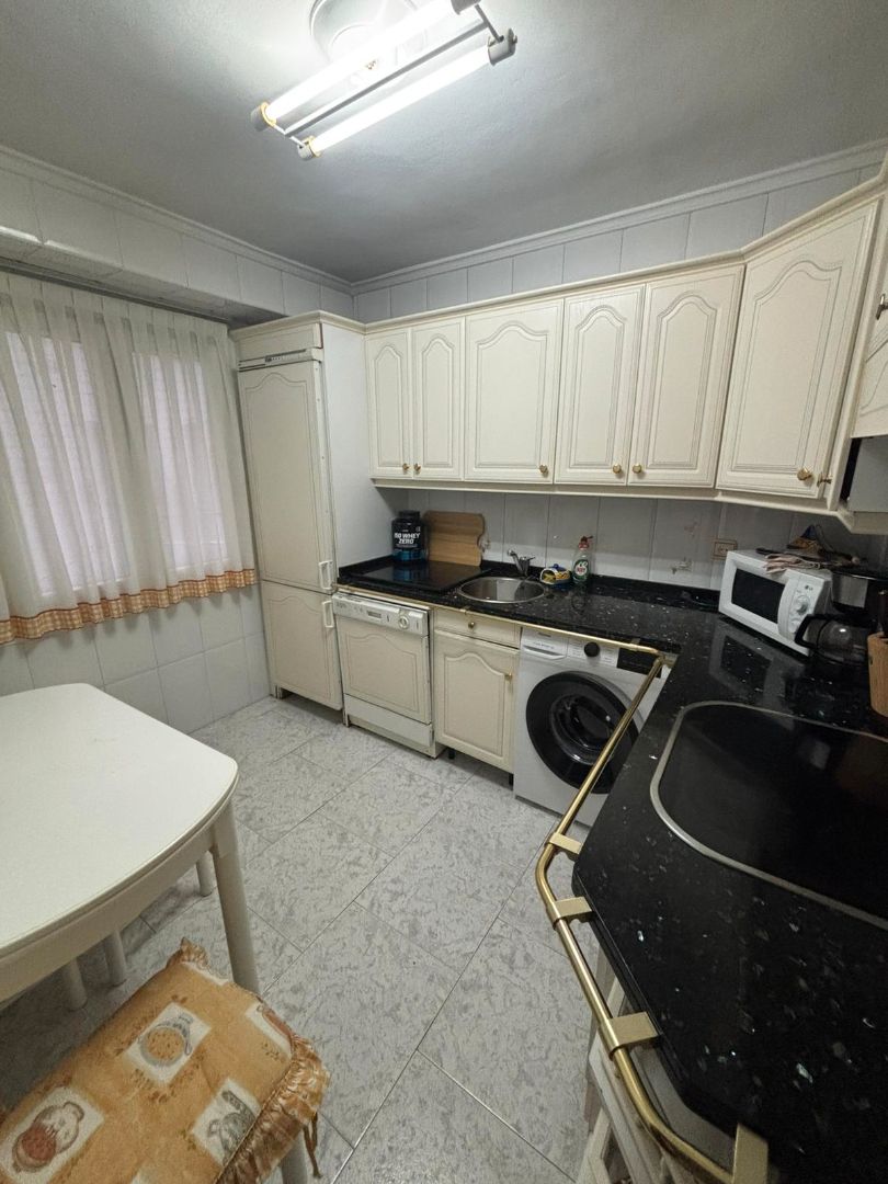 Cuina de Pis en venda en Gijón  amb Calefacció, Terrassa i Moblat