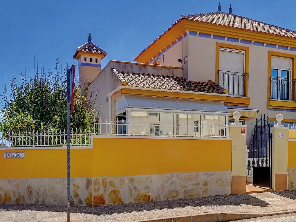 Außenansicht von Haus oder Chalet zur Miete in Orihuela mit Klimaanlage, Privatgarten und Parkett