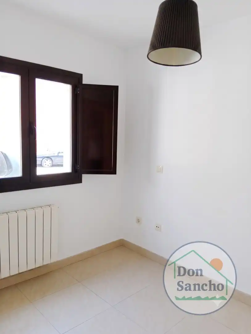 Habitación de Casa adosada en venta en Mucientes con Calefacción, Terraza y Balcón