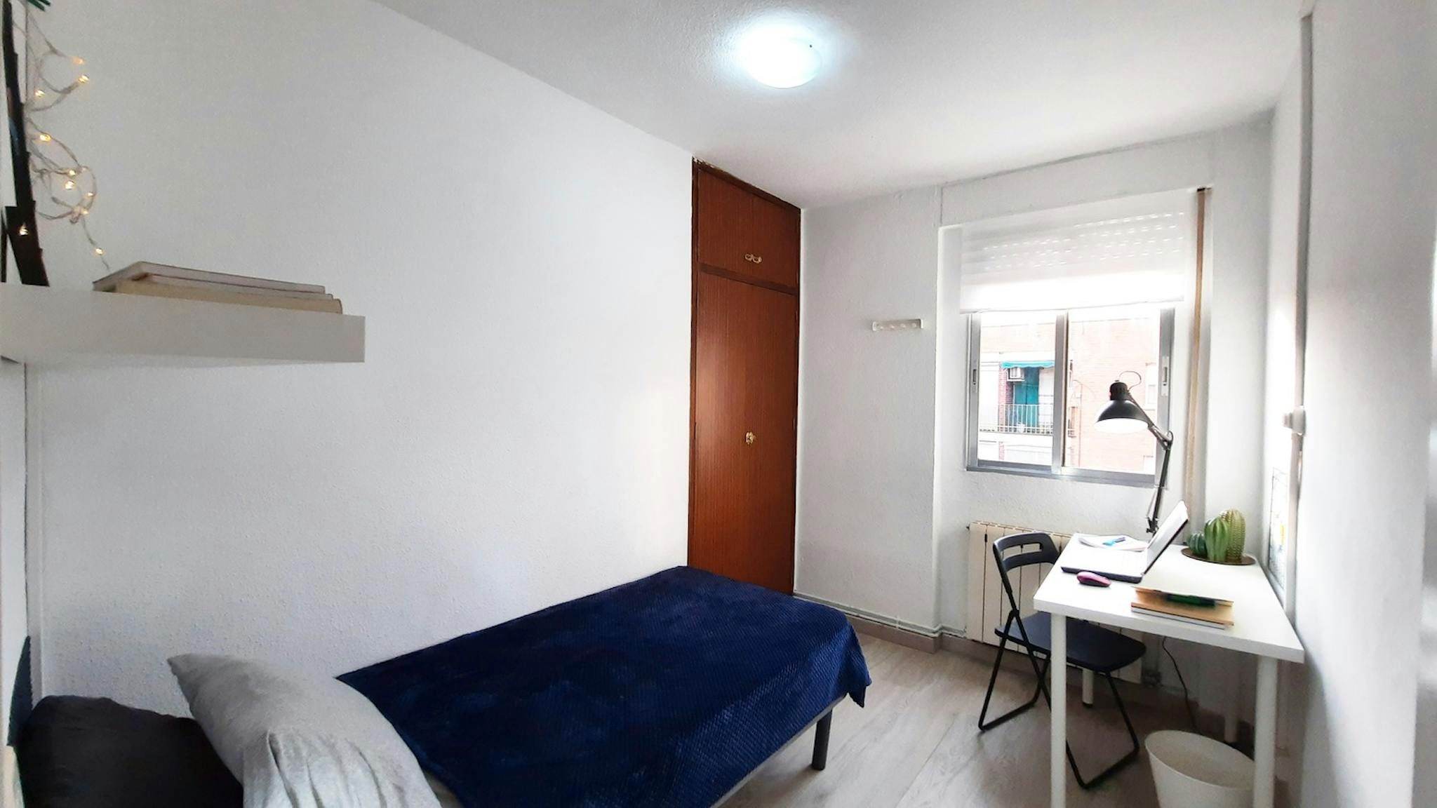 Bedroom of Flat to share in  Madrid Capital  with Heating, Furnished and Washing machine