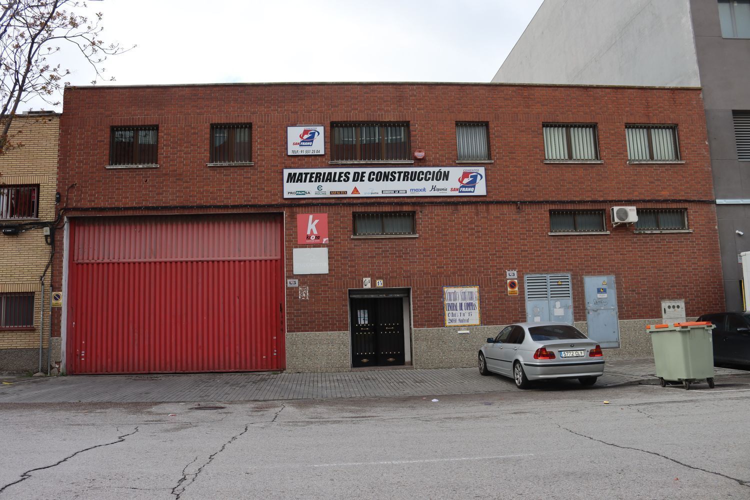Vista exterior de Local en venda en  Madrid Capital amb Aire condicionat