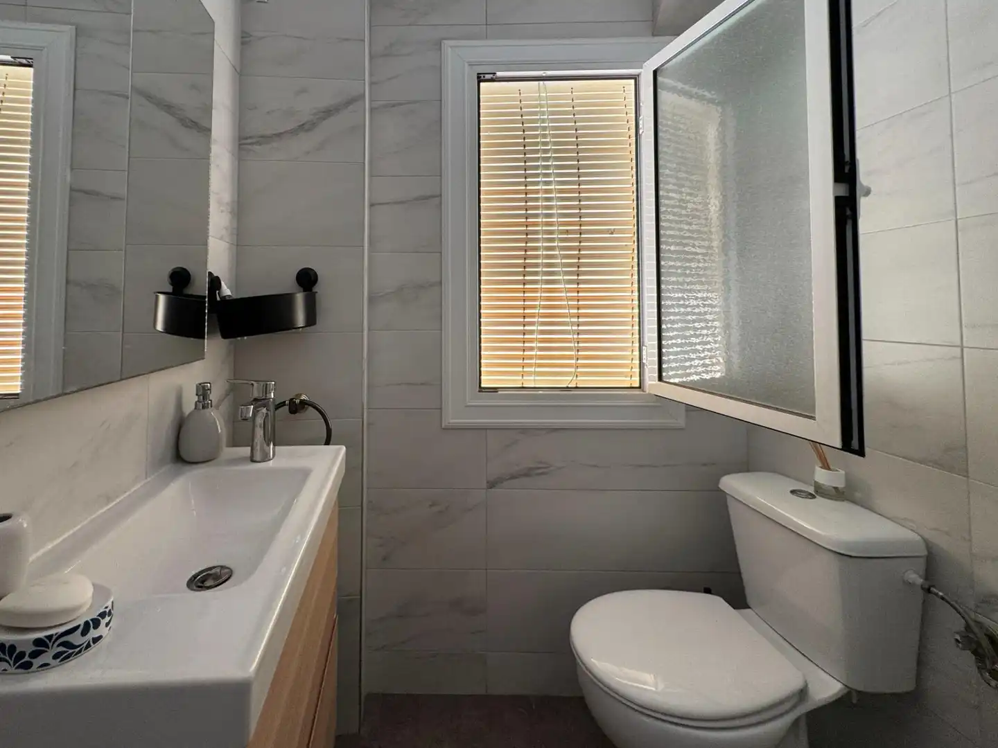 Baño de Piso de alquiler en Alicante / Alacant con Amueblado y Balcón