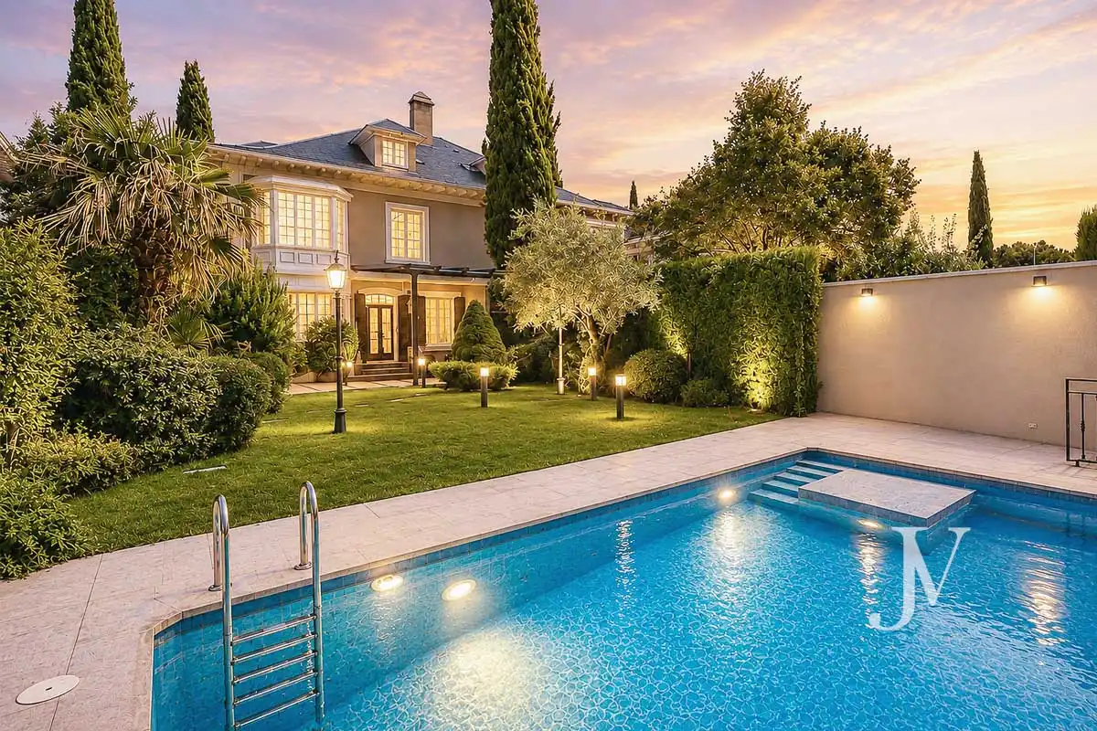 Piscina de Casa adosada en venta en Madrid con Aire acondicionado, Calefacción y Jardín privado