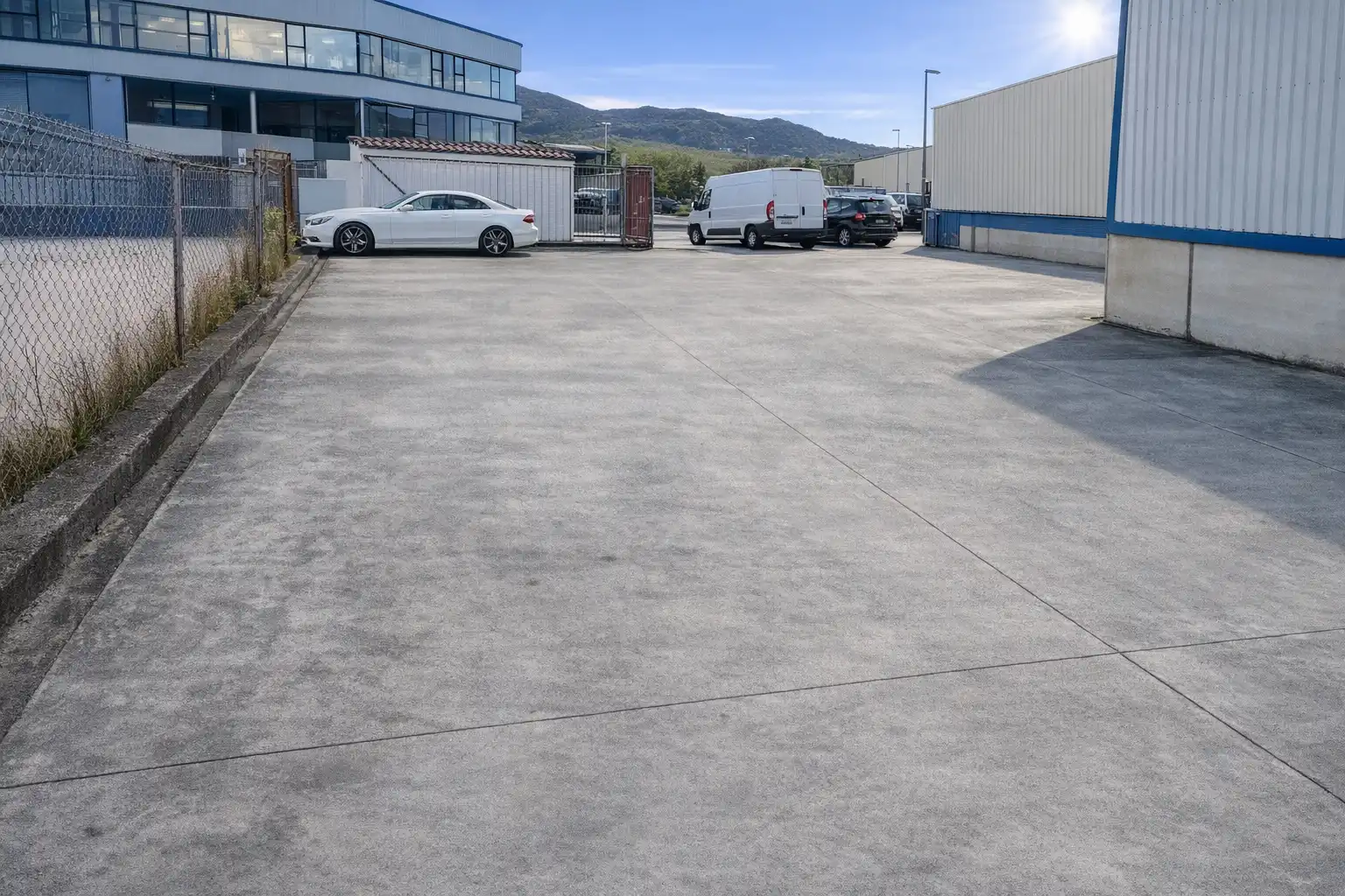 Parking de Nave industrial de alquiler en El Astillero  