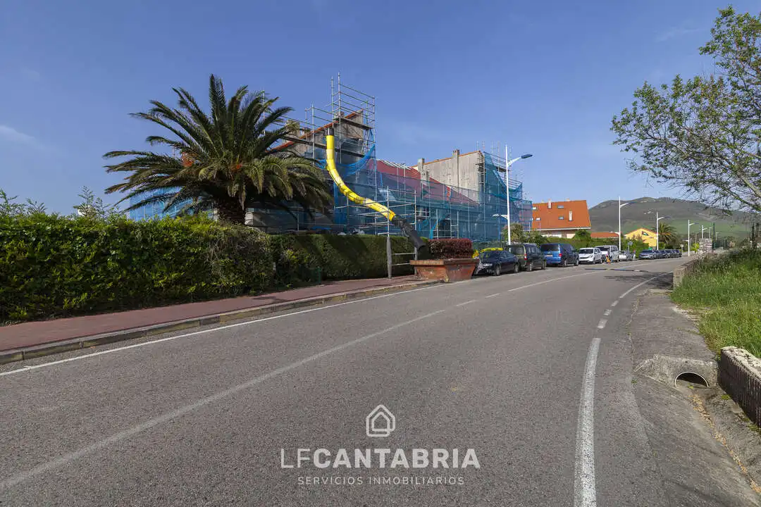 Vista exterior de Dúplex en venda en Miengo amb Calefacció i Traster