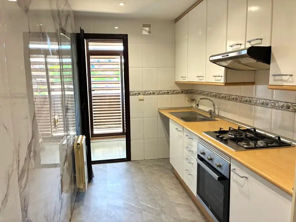 Küche von Wohnung zur Miete in Sevilla la Nueva mit Klimaanlage, Heizung und Abstellraum