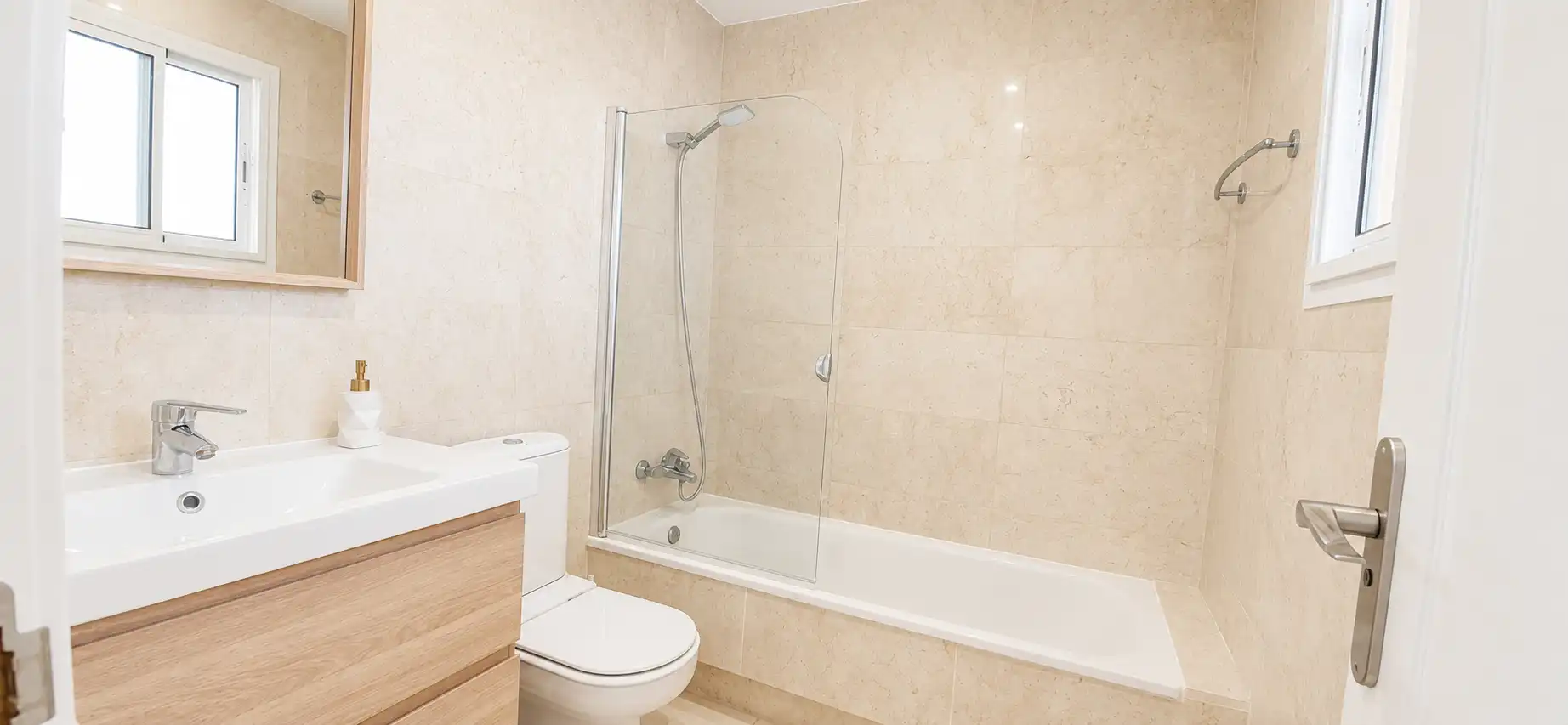 Baño de Apartamento de alquiler en Mijas con Aire acondicionado, Calefacción y Terraza