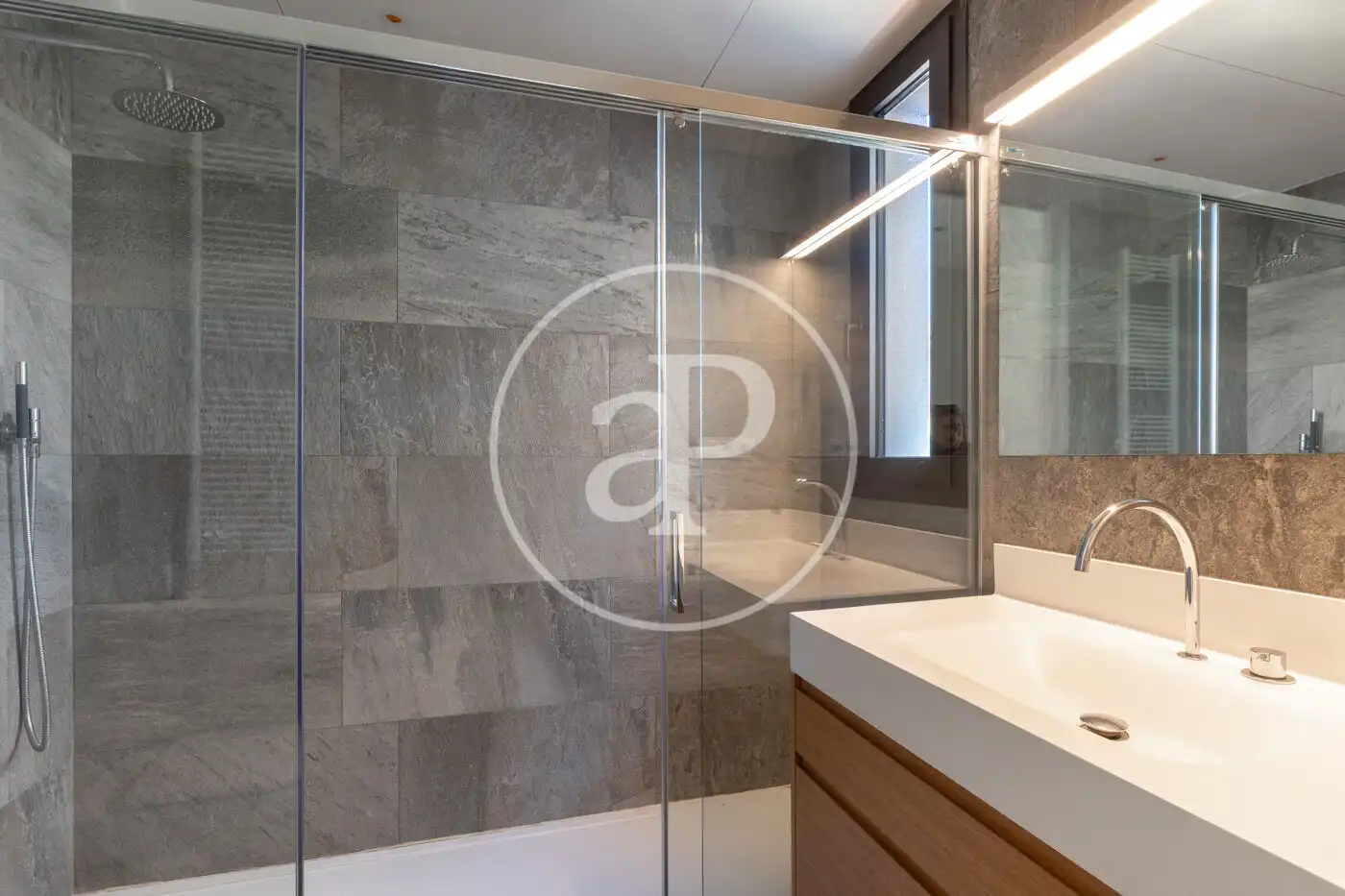 Baño de Piso de alquiler en Barcelona con Aire acondicionado, Calefacción y Jardín privado
