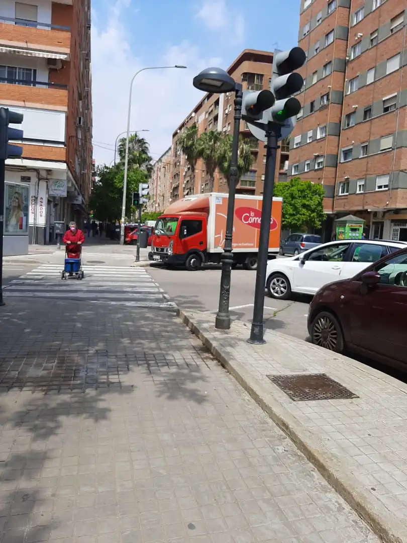 Vista exterior de Local en venda en Valencia amb Terrassa i Moblat