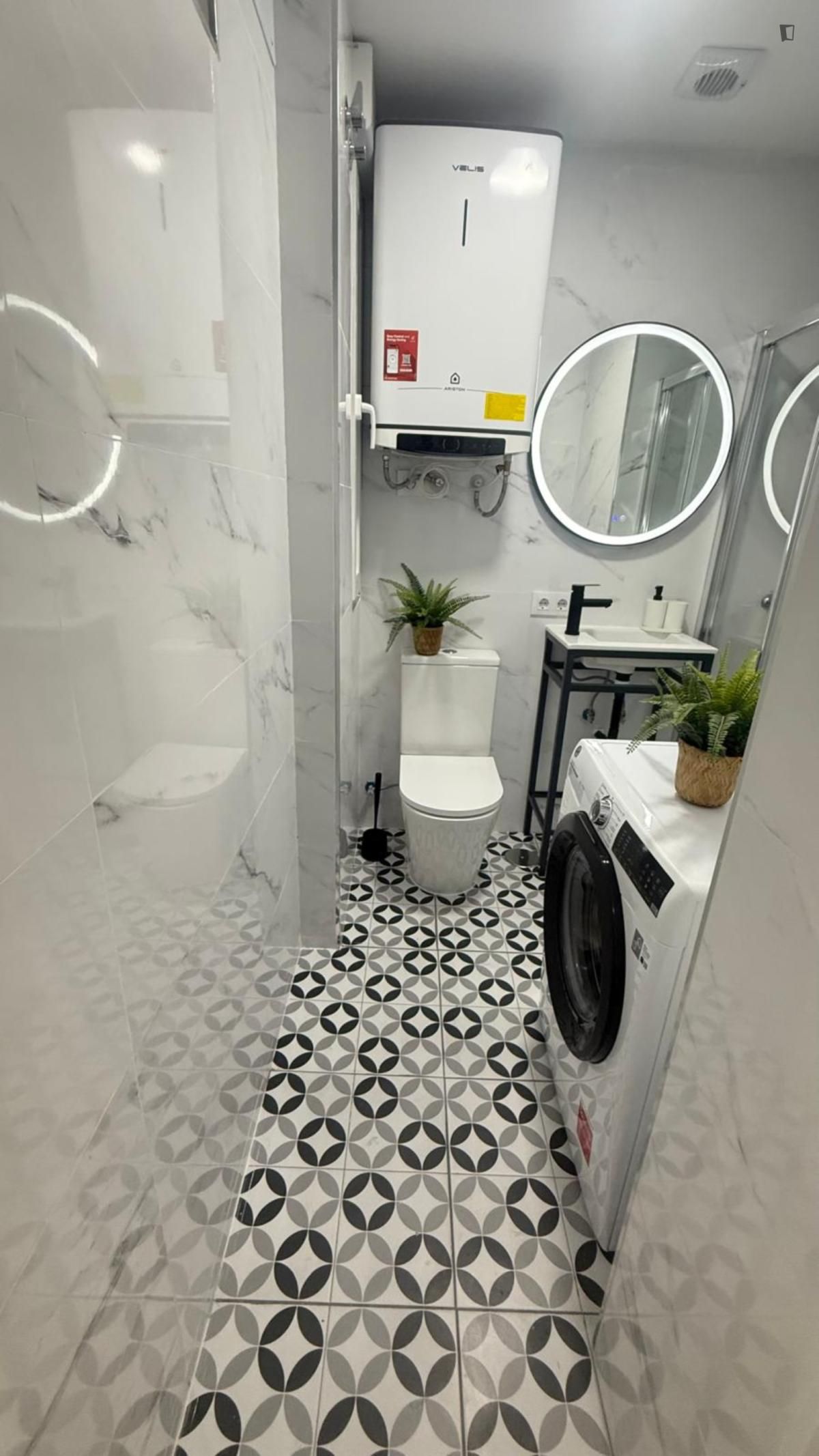 Bathroom of Study to rent in  Madrid Capital  with Air Conditioner, Furnished and Washing machine
