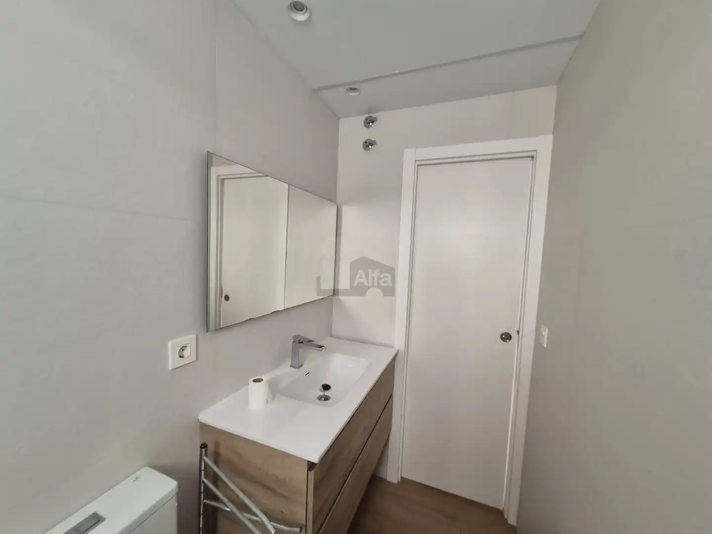 Bathroom of Attic for rent in Valencia  with Air Conditioner, Parquet flooring and Terrace