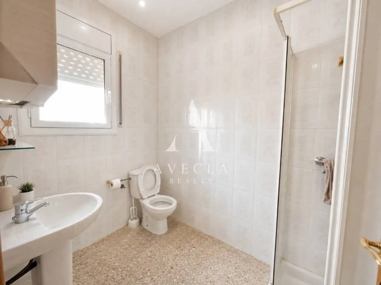 Badezimmer von Fabrikhallen zur Miete in Masquefa