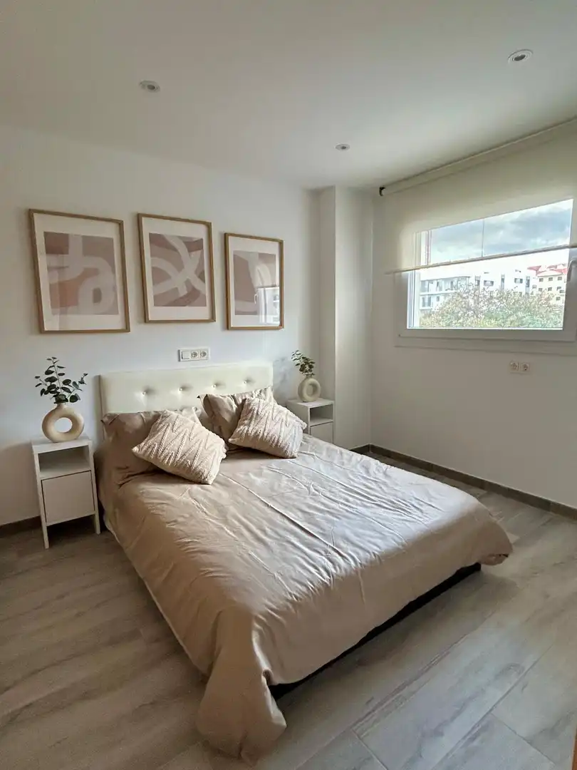 Habitación de Apartamento de alquiler en Estepona con Aire acondicionado, Jardín privado y Trastero