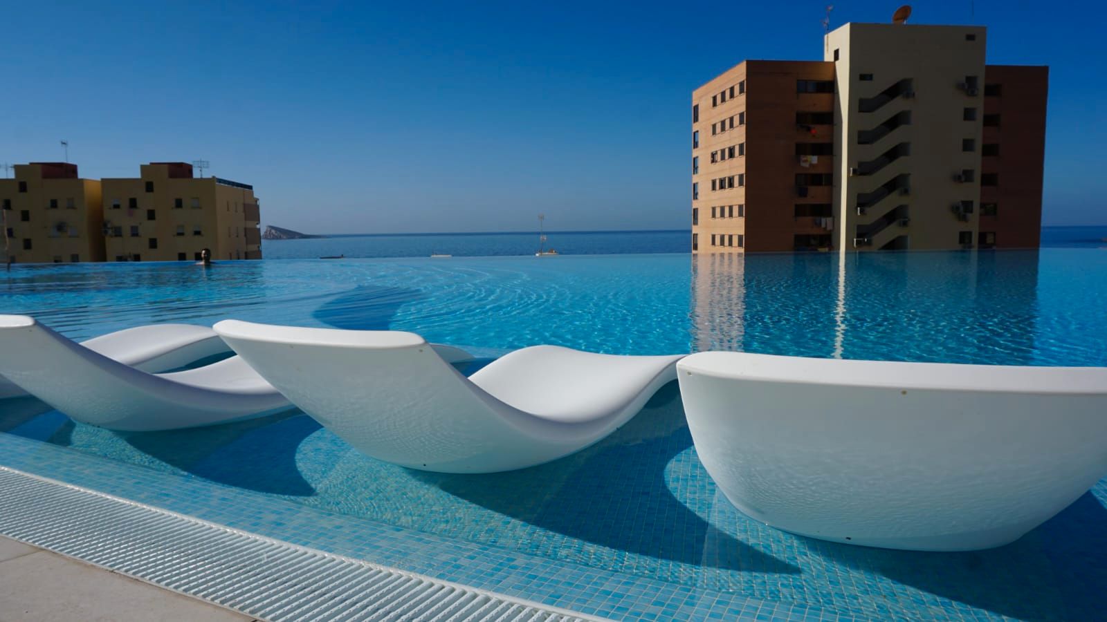 Piscina de Apartament de lloguer en Benidorm amb Aire condicionat, Terrassa i Traster